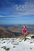 Frau beim Wandern steigt zum Ben Nevis auf, Loch Linnhe im Hintergrund, Highlands, Schottland, Großbritannien