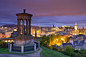 Dugald Stewart Monument am Calton Hill mit Blick auf Altstadt von Edinburgh, beleuchtet, UNESCO Weltkulturerbe Edinburgh, Edinburgh, Schottland, Großbritannien, Vereinigtes Königreich