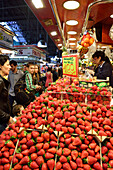 Erdbeeren an Obststand im Markt Boqueria, La Boqueria, La Rambla, Barcelona, Katalonien, Spanien