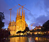 Church La Sagrada Familia, illuminated at night, Basilica and Expiatory Church of the Holy Family, architect Antoni Gaudi, UNESCO World Heritage Site, Catalan modernista architecture, Art Nouveau, Eixample, Barcelona, Catalonia, Spain