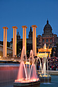 Beleuchteter Brunnen Font Magica und Palau Nacional, Nationalmuseum, Montjuïc, Barcelona, Katalonien, Spanien