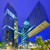 Modernes Bürogebäude, beleuchtet, gasNatural, Architekten Enric Miralles und Benedetta Tagliabue, Barceloneta, Barcelona, Katalonien, Spanien