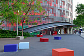Sitzwürfel vor Torre Agbar, Architekt Jean Nouvel, Barcelona, Katalonien, Spanien