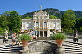 Personen gehen über Treppe auf Schloss Linderhof zu, Schloss Linderhof von König Ludwig II., Schloss Linderhof, Rokoko, Ammergauer Alpen, Bayerische Alpen, Oberbayern, Bayern, Deutschland