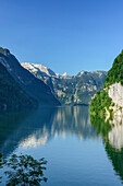 Lake Koenigssee with Steinernes Meer and Schoenfeldspitze, lake Koenigssee, Berchtesgaden range, National Park Berchtesgaden, Berchtesgaden, Upper Bavaria, Bavaria, Germany