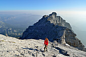 Frau steigt zum Watzmann auf, Hocheck im Hintergrund, Berchtesgadener Alpen, Nationalpark Berchtesgaden, Berchtesgaden, Oberbayern, Bayern, Deutschland