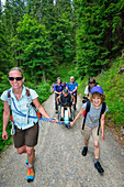 Gruppe von Wanderern begleitet Mann im Rollstuhl, Bergtour mit Behinderten, Rotwand, Spitzing, Bayerische Alpen, Oberbayern, Bayern, Deutschland