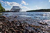 Flusskreuzfahrtschiff MS General Lavrinenkov (Orthodox Cruise Company) an der Pier vom Museumsdorf Mandrogi am Fluss Swir, Mandrogi, Russland, Europa