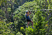 Köchin und TV-Star Sarah Wiener während einer Zipline-Tour über den Baumwipfeln vom Regenwald, Golfito, Puntarenas, Costa Rica, Mittelamerika