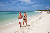 Junges Paar spaziert entlang Strand im Punta Frances Nationalpark, Isla de la Juventud, Kuba, Karibik