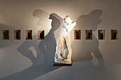 Eine Skulptur und ihre Schatten an der Wand der Eingangshalle vom Museu do Chiado Museum im Stadtviertel Chiado, Lissabon, Portugal
