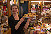 Freundliche Verkäuferin mit Gebäck in der Bäckerei Dalmas Pasticceria in Cannaregio, Venedig, Venetien, Italien, Europa