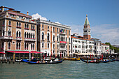 Gondeln auf dem Canal Grande mit Hotel Bauer und Campanile Turm, Venedig, Venetien, Italien