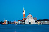 Die Kirche Chiesa di San Maggiore auf der Insel Isola di San Maggiore im Dämmerlicht, Blick von der Punta della Dogana, Venedig, Venetien, Italien, Europa