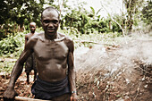 Männer stellen Holzkohle her, Volta-Stausee, Asuogyaman District, Ghana