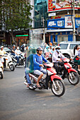 Rollerfahrer unterwegs im Zentrum, Ho-Chi-Minh Stadt, Vietnam