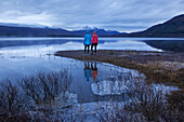 Jogger betrachten Aussicht am Loch Maree, Northwest Highlands im Hintergrund, Schottland, Großbritannien