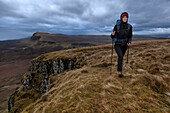 Junge Frau wandert im Regen, Quiraing, Trotternish Halbinsel, Isle of Skye, Schottland, Großbritannien