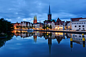 Blick über die Trave auf Altstadt mit Marienkirche und Petrikirche am Abend, Lübeck, Schleswig-Holstein, Deutschland