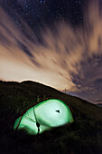 Beleuchtetes Zelt unter Sternenhimmel, Rophaien, Vierwaldstättersee, Kanton Uri, Schweiz