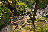 Junge Frau wandert im Wald, Nationalpark Sächsische Schweiz, Sachsen, Deutschland