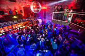 Gäste tanzen in der Diskothek Cinema Music Club, Hotel Kurhaus, Lenzerheide, Kanton Graubünden, Schweiz