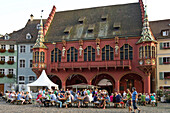 Münsterplatz mit Weinstand und historischem Kaufhaus, Freiburg im Breisgau, Schwarzwald, Baden-Würtemberg, Deutschland