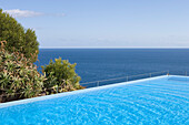 Blick auf den Atlantik vom Infinity Pool Schwimmbecken im Estalagem da Ponta do Sol Design Hotel, Ponta do Sol, Madeira, Portugal, Europa