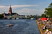 Leute entspannen sich am Flussufer, Frankfurt am Main, Hessen, Deutschland