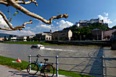 Frau am Flussufer, Salzach, Salzburg, Österreich