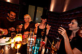 Frauen feiern in der Loos Bar, Wien, Österreich