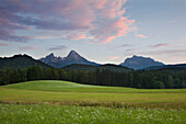 Blick auf Watzmann und Hochkalter im Abendlicht, Berchtesgadener Land, Nationalpark Berchtesgaden, Oberbayern, Bayern, Deutschland