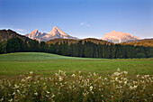 Watzmann und Hochkalter im Morgenlicht, Berchtesgadener Land, Nationalpark Berchtesgaden, Oberbayern, Bayern, Deutschland