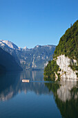 Excursion boat at Malerwinkel, Koenigssee, Berchtesgaden region, Berchtesgaden National Park, Upper Bavaria, Germany