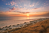 Sonnenaufgang am Strand, Halbinsel Ellenbogen, Insel Sylt, Nordsee, Nordfriesland, Schleswig-Holstein, Deutschland
