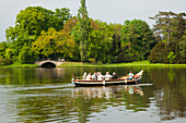 Bootsfahrt auf dem See, Blick zur Wolfsbrücke, Wörlitz, UNESCO Welterbe Gartenreich Dessau-Wörlitz, Sachsen-Anhalt, Deutschland