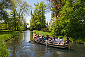 Bootsfahrt auf dem Kanal, Blick zum Kirchturm St. Petri, Wörlitz, UNESCO Welterbe Gartenreich Dessau-Wörlitz, Sachsen-Anhalt, Deutschland