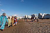 Marokkanische Frauen gehen am Strand entlang, Tanger, Marokko