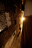 Schmale Straße bei Nacht, Hvar, Dalmatien, Kroatien