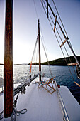 Segelboot auf dem Meer vor  Hvar, Dalmatien, Kroatien