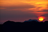 Blick vom Setzberg auf Sonnenaufgang über Bodenschneid und Breitenstein, Bayerische Alpen, Oberbayern, Bayern, Deutschland