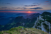 Sonnenaufgang über der Benediktenwand mit Blick auf Achselköpfe und Brauneck, Bayerische Voralpen, Oberbayern, Bayern, Deutschland