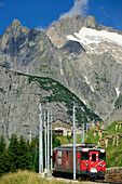 Matterhorn-Gotthard-Railway in front of Salbitschijen, Oberalp Pass, Andermatt, Canton of Uri, Switzerland