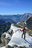 Frau steigt zu Hohes Brett auf, Hundstod und Watzmann im Hintergrund, Hoher Göll, Nationalpark Berchtesgaden, Berchtesgadener Alpen, Oberbayern, Bayern, Deutschland