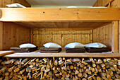 Lager und Brennholz im Winterraum einer Hütte, Berchtesgadener Alpen, Oberbayern, Bayern, Deutschland