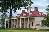 Tour group and historic Mt Vernon