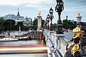 Pont Alexandre III, im Hintergrund Grand Palais, Paris, Frankreich, Europa, UNESCO Welterbe (Seineufer zwischen Pont de Sully und Pont d'Iéna)