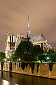 Cathedrale Notre-Dame de Paris at night, Ile de la Cite, Paris, France, Europe, UNESCO World Heritage Sites (bank of Seine between Pont de Sully und Pont d'Iena)