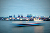 Schiff fährt vor Hamburger Hafen bei Dämmerung, Blick von Docklands, Hansestadt Hamburg, Deutschland