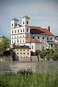 Blick auf Jesuitenkirche St. Michael mit Inn Fluss im Vordergrund, Altstadt Passau, Niederbayern, Bayern, Deutschland